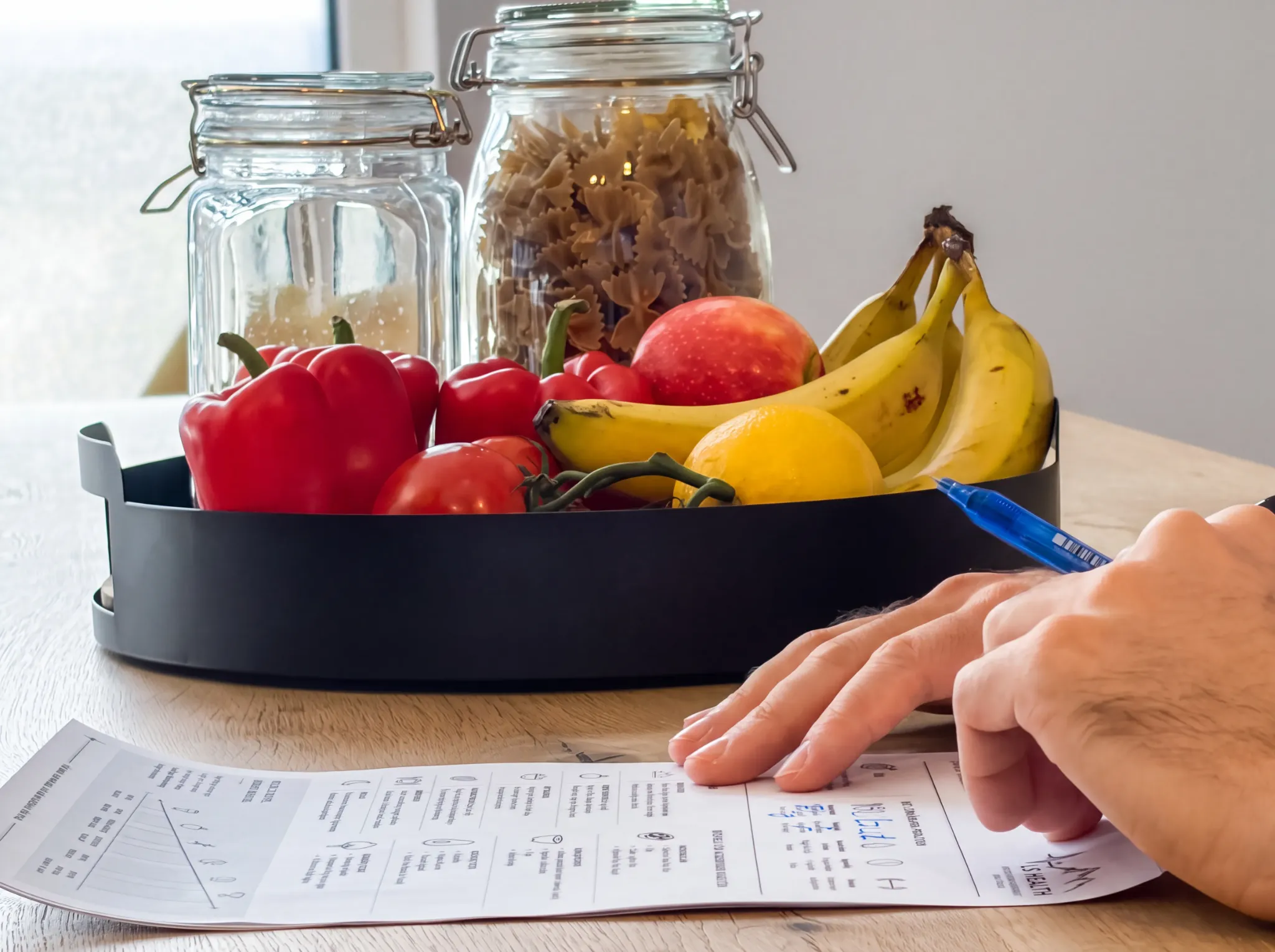 Ernährungsberatung mit Lebensmitteln und Ernährungsunterlagen